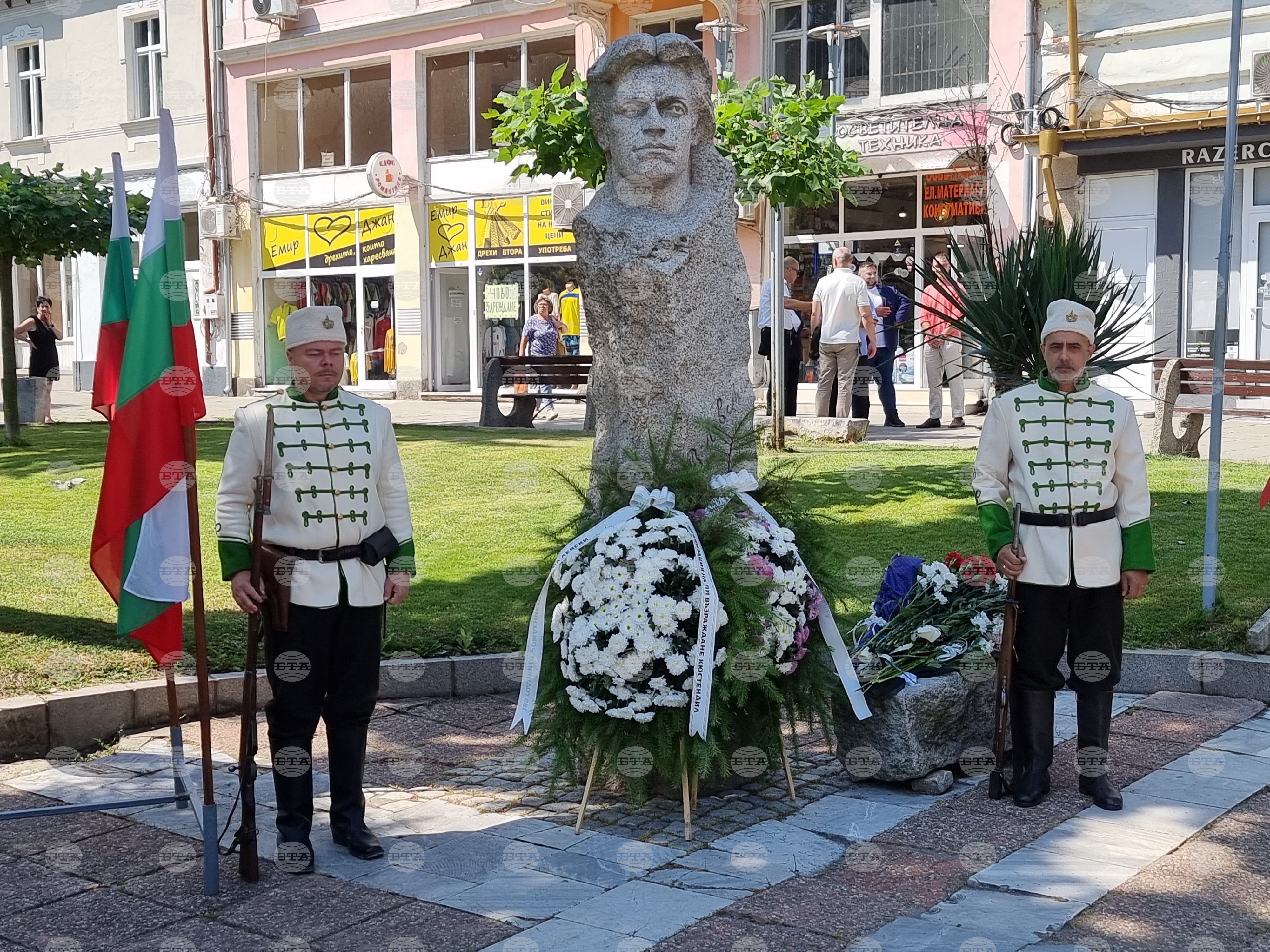С поднасяне на венци и цветя бяха отбелязани 189 години от рождението на Васил Левски в Кюстендил