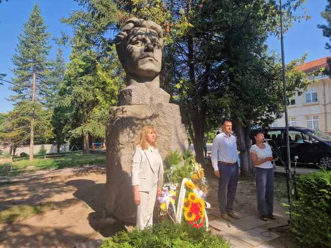 Венец от областния управител Айлин Башева в знак на почит към Апостола на свободата