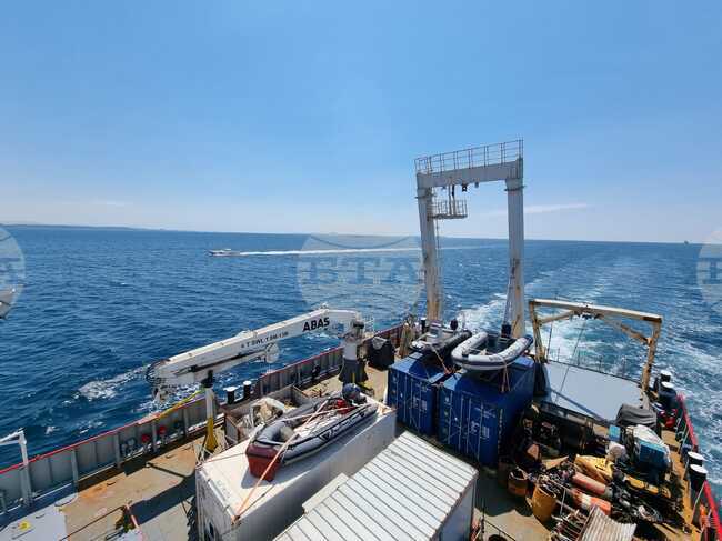 НИК 421 навлезе в пролива Дарданели