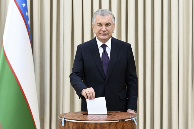 Успя ли узбекистанският президент Мирзийоев да консолидира властта си след инициирания от него референдум за нова конституция?