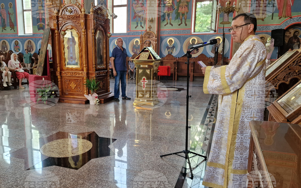 Шумен - храм „Св. Три Светители“ - неделна служба