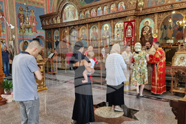 Шумен - храм „Св. Три Светители“ - неделна служба