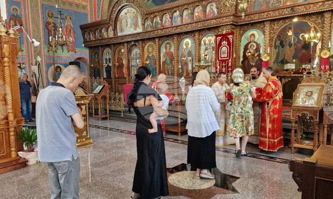 Шумен - храм „Св. Три Светители“ - неделна служба