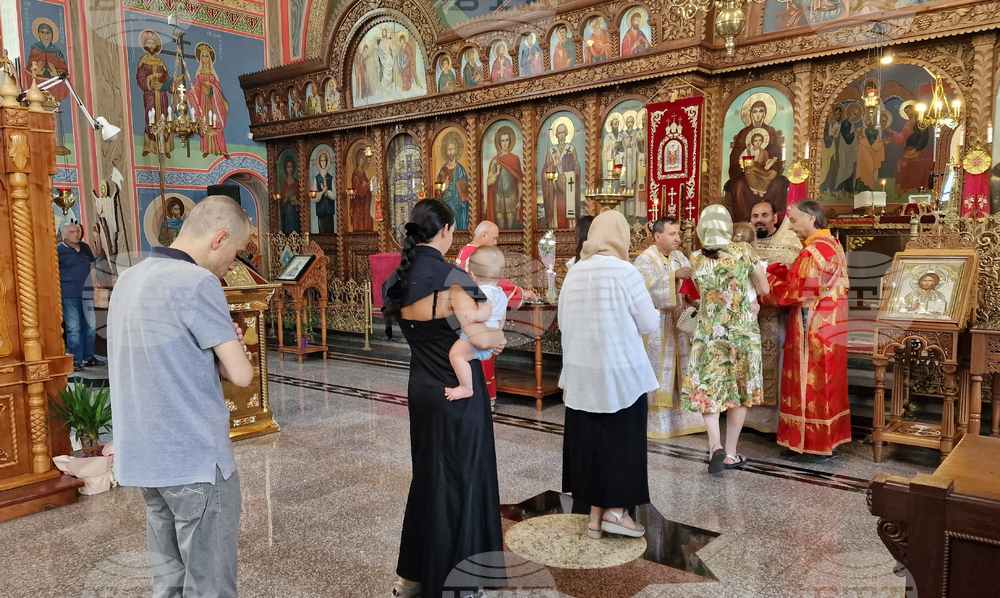 Шумен - храм „Св. Три Светители“ - неделна служба