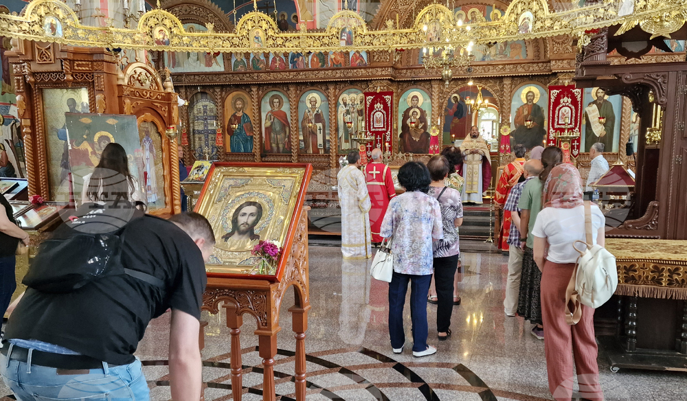 Шумен - храм „Св. Три Светители“ - неделна служба