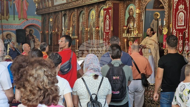 Отец Иван говори за Вселенските събори и вярата в проповедта си в православния шуменски храм „Св. Три Светители"