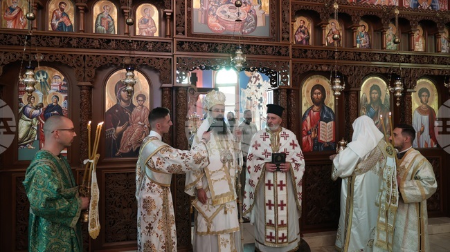Патриарх Даниил отслужи литургия в столичен храм и ръкоположи дякон Николай Георгиев за свещеник, а иподякон Петър Петков - за дякон