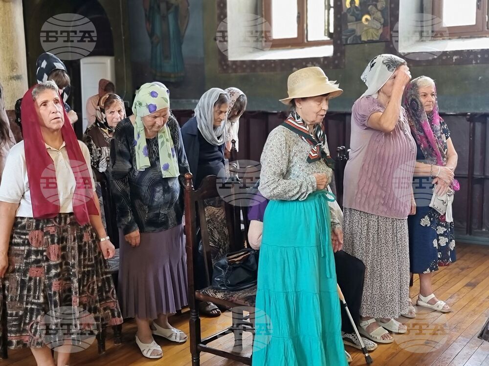 Ямбол - храм „Света Троица“ - литургия