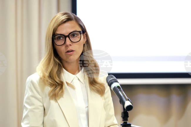 Правителството ще работи с ясното съзнание, че ЕС и НАТО са най-благоприятната среда за защита на интересите на България, каза министър Велислава Петрова
