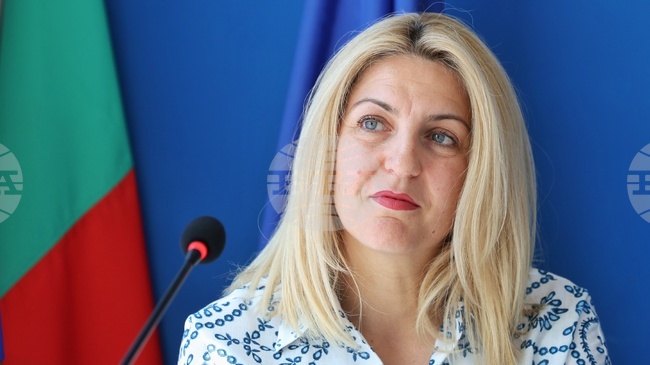 Приемните родители не са сами, зад тях стои винаги екип от специалисти, каза Мария Атанасова от Центъра за обществена подкрепа в Бургас