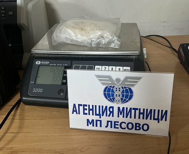 Над 260 грама метамфетамин откриха митничари в тайник на лек автомобил с украинска регистрация на ГКПП "Лесово"