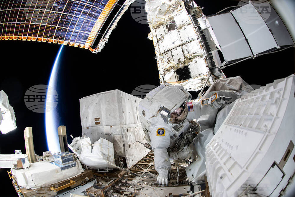 Американската совалка "Дискавъри" се приземява успешно на 23 декември 2006 г. във Флорида след отлагане заради лошо време