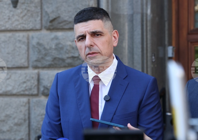 Румен Радев изобщо не ни изненада, кандидатурата на Илияна Йотова изглежда като операция „Радев, трети мандат“, написа Ивайло Мирчев във ФБ