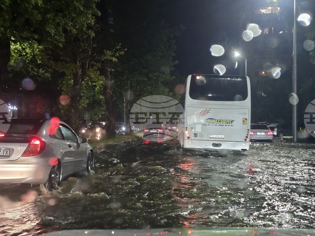 В пожарната в Пловдив са постъпили 430 сигнала, свързани с бурята; продължава отстраняването на паднали дървета