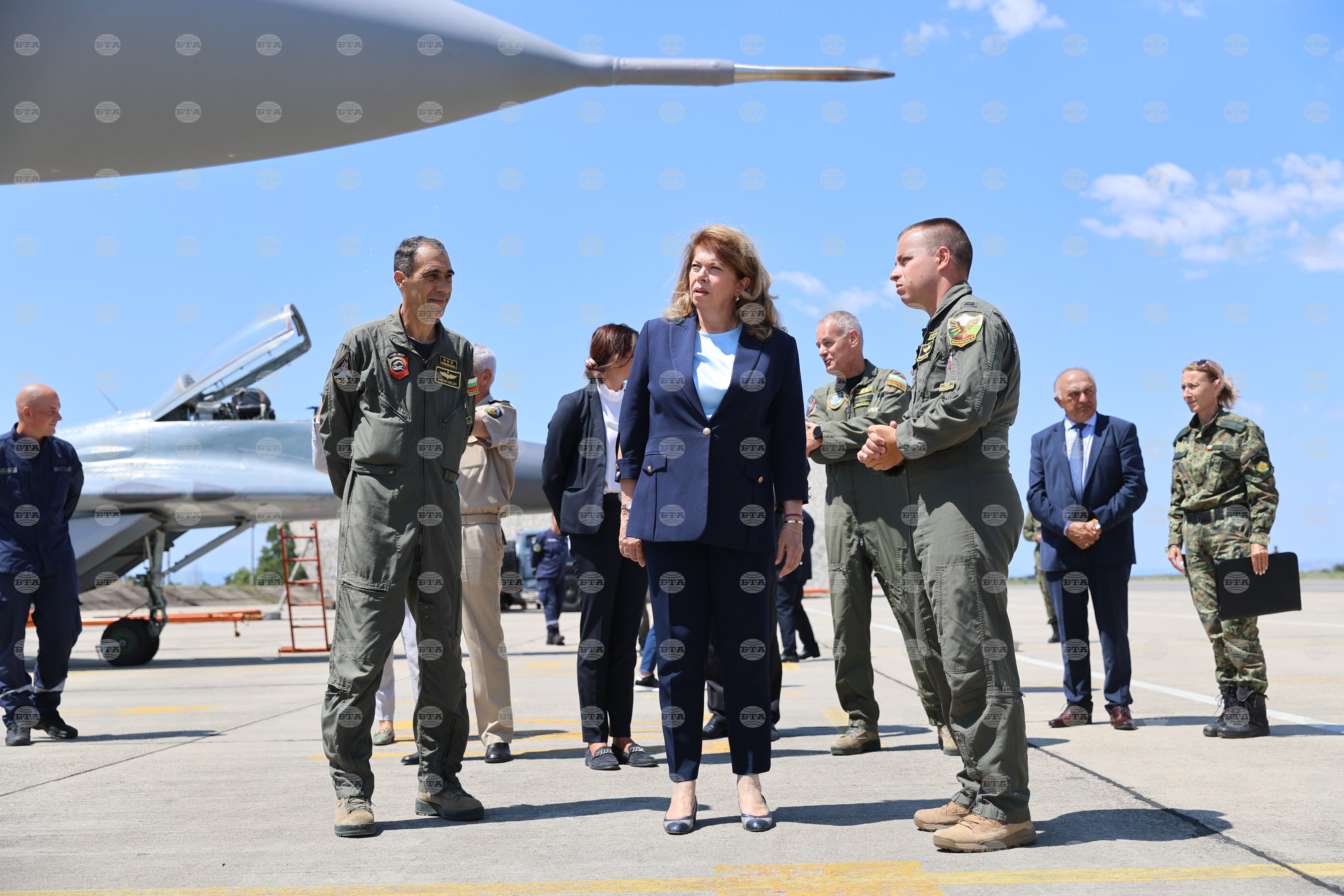 Президентът Илияна Йотова посети Трета авиационна база Граф Игнатиево и се запозна с новоизградената инфраструктура за самолетите F-16