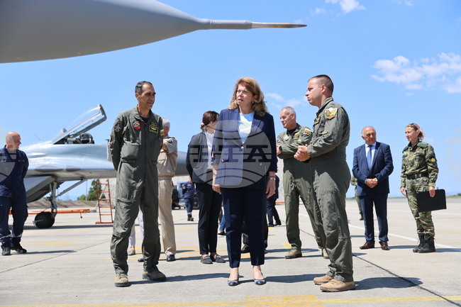 Президентът Илияна Йотова посети Трета авиационна база Граф Игнатиево и се запозна с новоизградената инфраструктура за самолетите F-16 