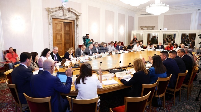 Законопроектът за държавния бюджет за 2026 г. беше приет на второ четене от бюджетната комисия към парламента