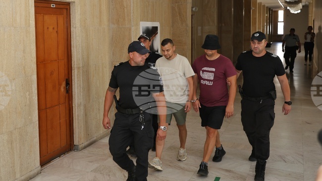 Окръжен съд – Бургас наложи мярка „домашен арест“ на двамата служители на НАП, обвинени в получаване на подкуп