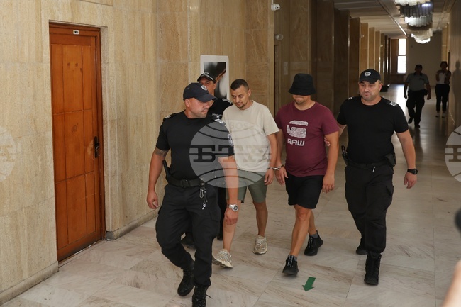 Окръжен съд – Бургас наложи мярка „домашен арест“ на двамата служители на НАП, обвинени в получаване на подкуп