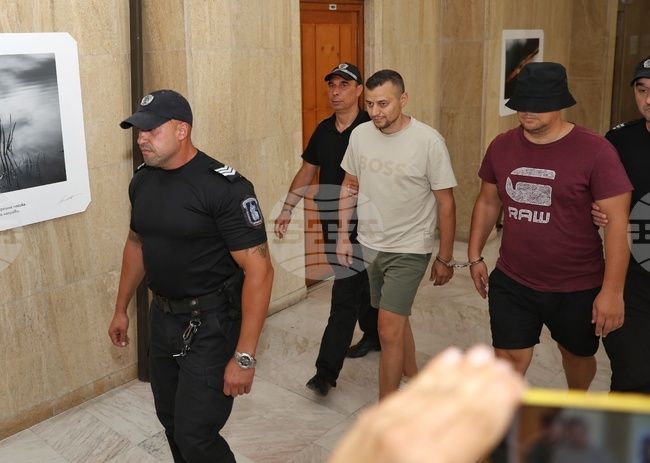 Защитата оспори обвинението срещу двамата служители на НАП, прокуратурата поддържа тезата за подкуп