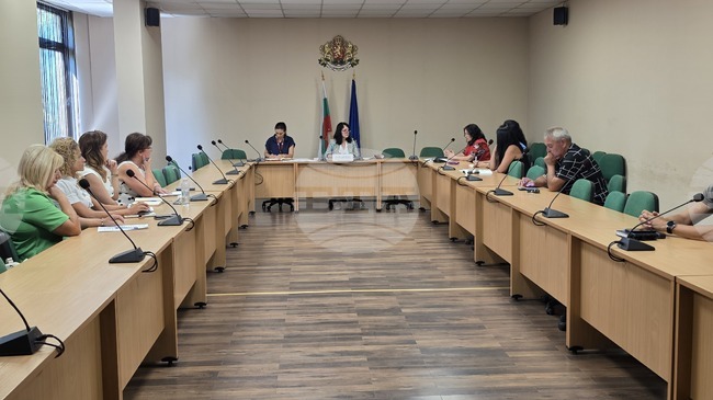 В Кюстендил представители на институции обсъдиха обхвата на децата в образователната система и трудностите при проследяването на ученици със семейства в чужбина