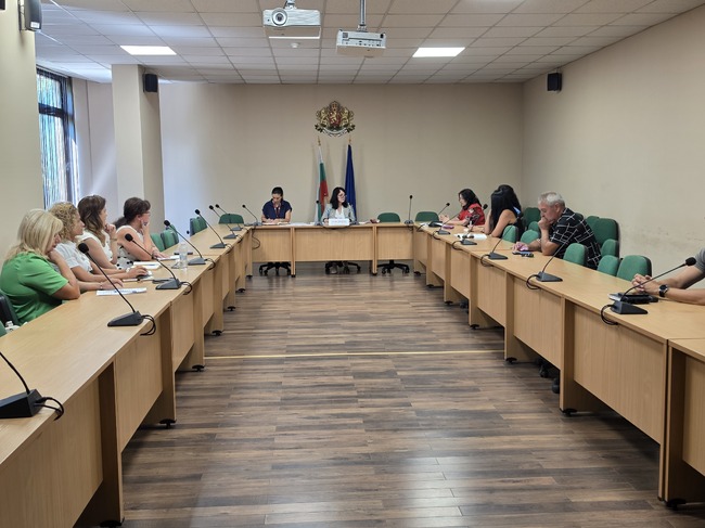В Кюстендил представители на институции обсъдиха обхвата на децата в образователната система и трудностите при проследяването на ученици със семейства в чужбина