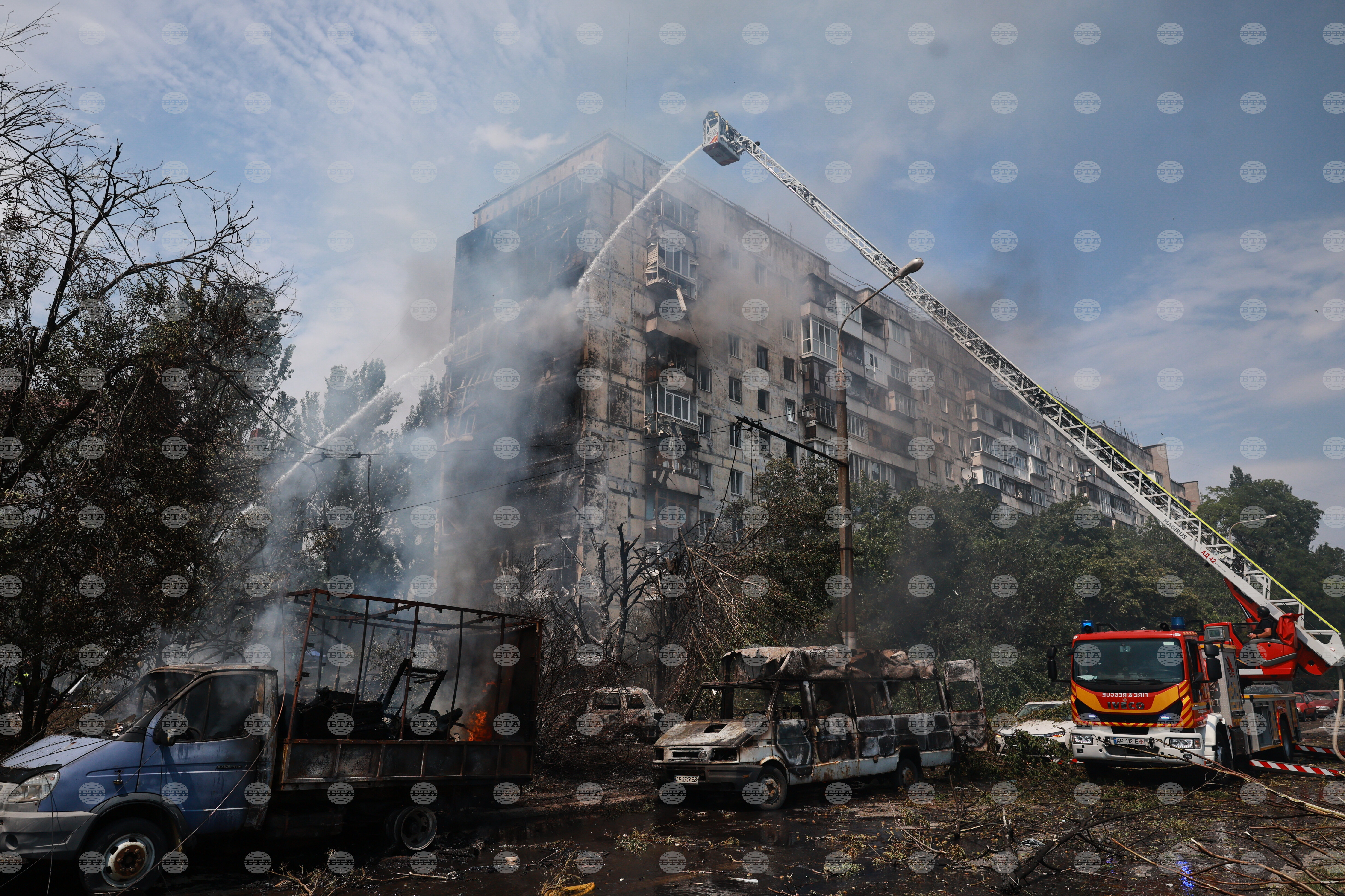 Най-малко трима души загинаха, а 13 бяха ранени при руска атака с управляеми авиобомби върху украинския град Запорожие, съобщи Украйна