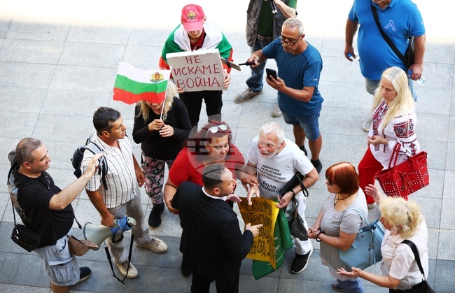 Народно събрание - самолети - протест