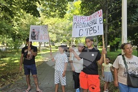 Павликени - мирен протест в подкрепа на 26-годишен мъж, пострадал при падане от влак в Германия