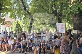 Павликени - мирен протест в подкрепа на 26-годишен мъж, пострадал при падане от влак в Германия