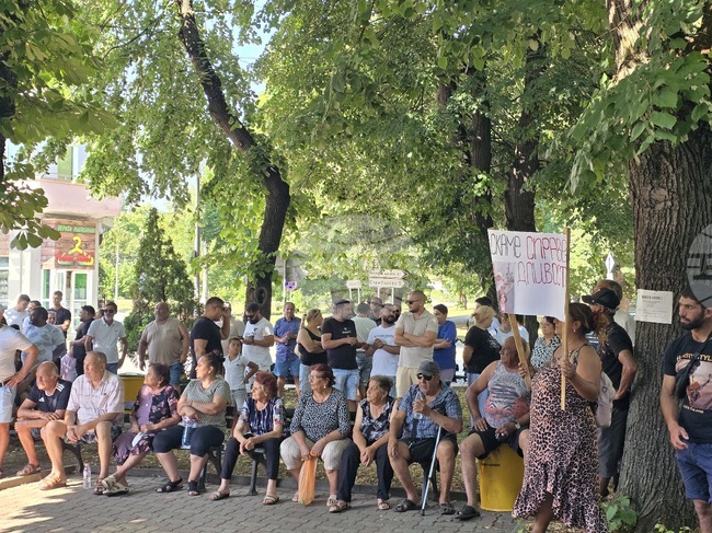 Павликени - мирен протест в подкрепа на 26-годишен мъж, пострадал при падане от влак в Германия