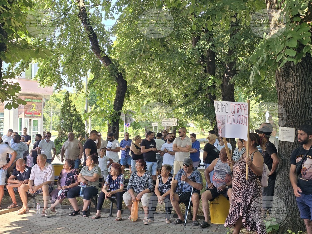 Павликени - мирен протест в подкрепа на 26-годишен мъж, пострадал при падане от влак в Германия