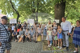 Павликени - мирен протест в подкрепа на 26-годишен мъж, пострадал при падане от влак в Германия