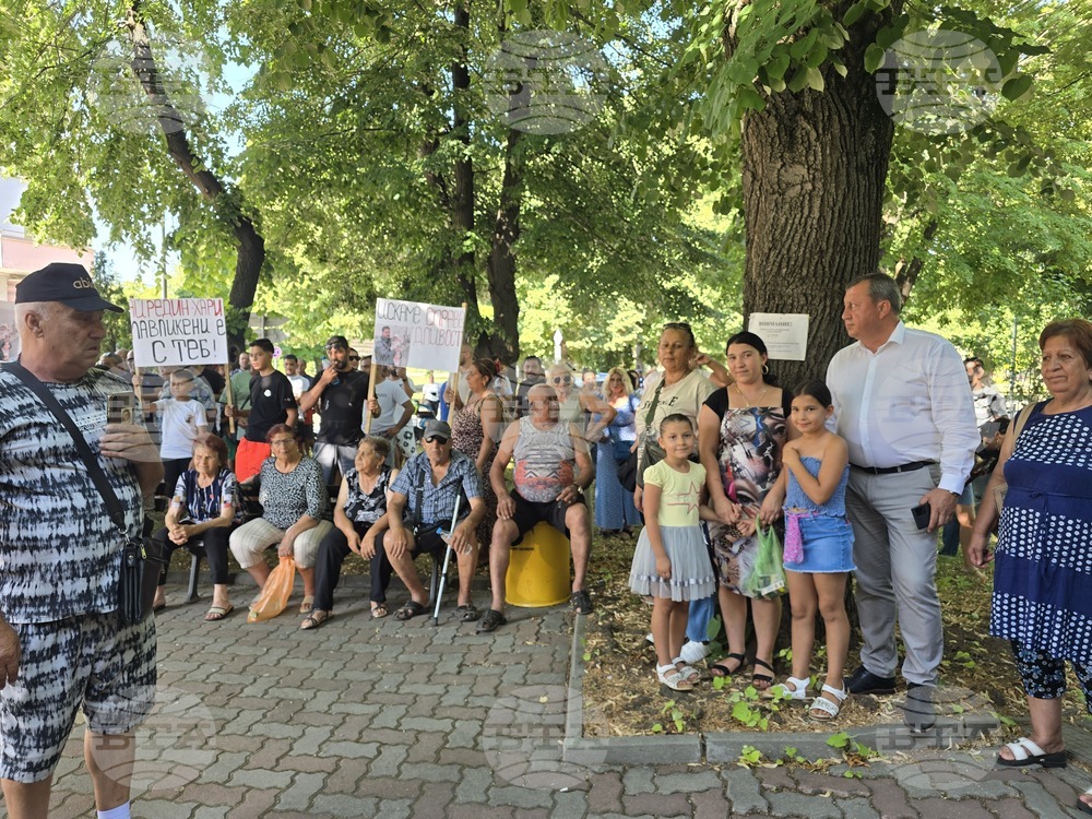 Павликени - мирен протест в подкрепа на 26-годишен мъж, пострадал при падане от влак в Германия