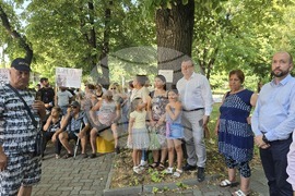 Павликени - мирен протест в подкрепа на 26-годишен мъж, пострадал при падане от влак в Германия