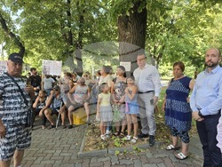 Павликени - мирен протест в подкрепа на 26-годишен мъж, пострадал при падане от влак в Германия
