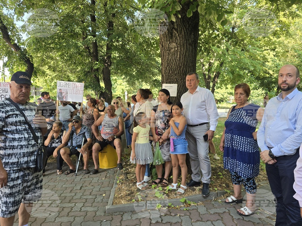 Павликени - мирен протест в подкрепа на 26-годишен мъж, пострадал при падане от влак в Германия