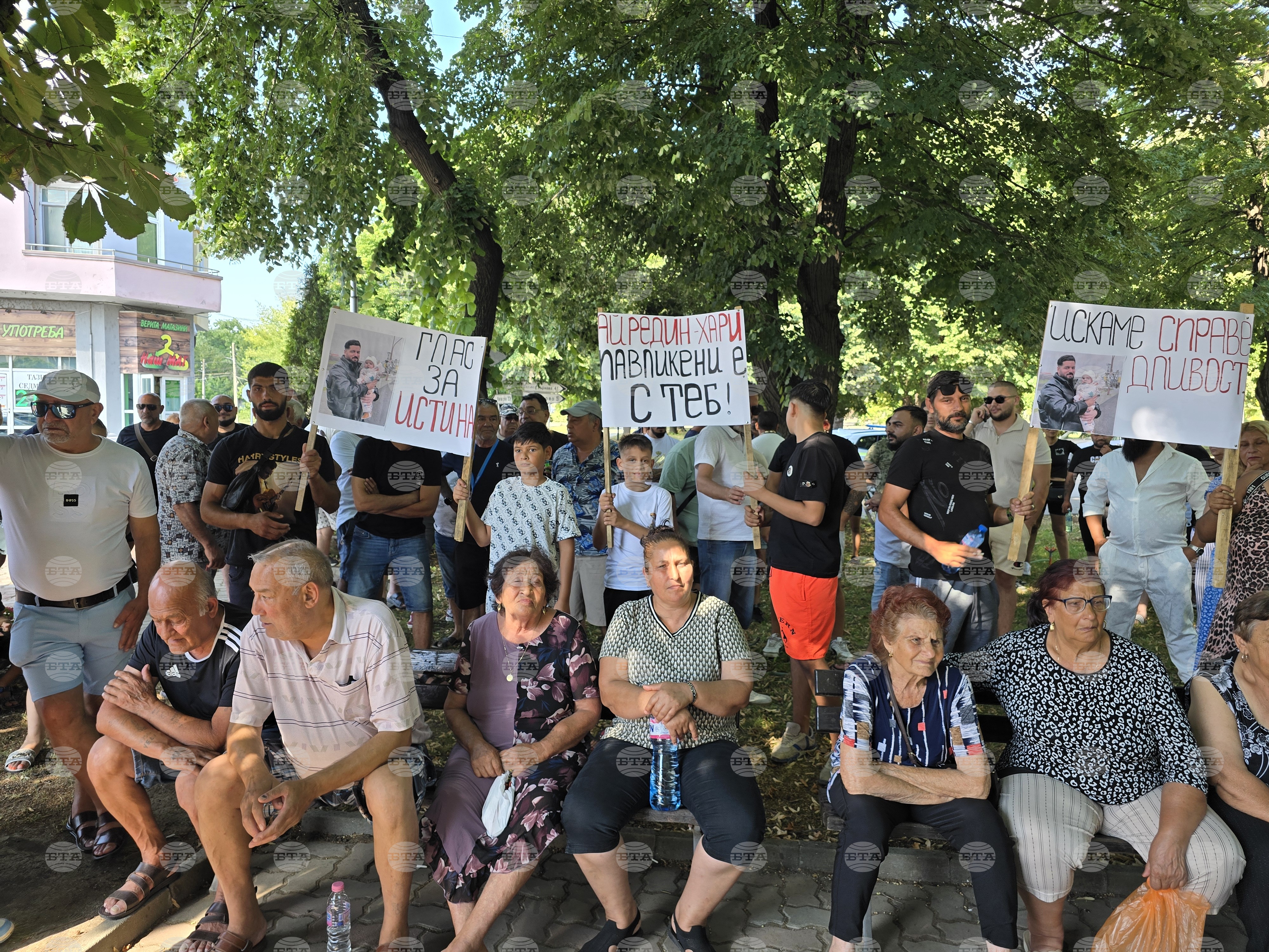 Близки и приятели на 26-годишния българин, пострадал при падане от влак в Германия, организираха протест в Павликени
