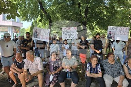 Павликени - мирен протест в подкрепа на 26-годишен мъж, пострадал при падане от влак в Германия
