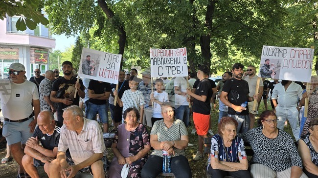 Близки и приятели на 26-годишния българин, пострадал при падане от влак в Германия, организираха протест в Павликени