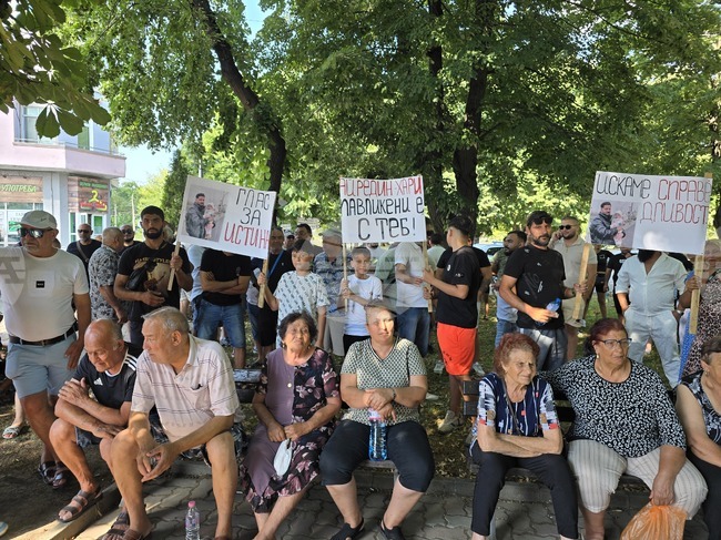 Близки и приятели на 26-годишния българин, пострадал при падане от влак в Германия, организираха протест в Павликени