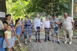 Павликени - мирен протест в подкрепа на 26-годишен мъж, пострадал при падане от влак в Германия