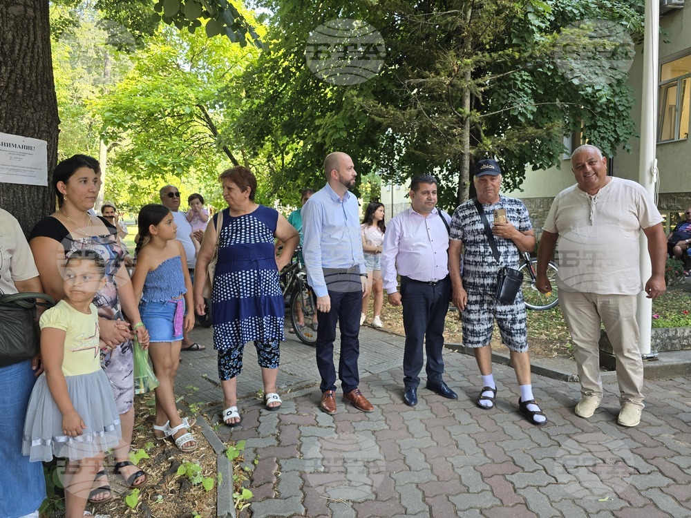 Павликени - мирен протест в подкрепа на 26-годишен мъж, пострадал при падане от влак в Германия