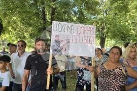 Павликени - мирен протест в подкрепа на 26-годишен мъж, пострадал при падане от влак в Германия