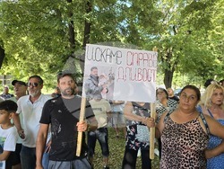 Павликени - мирен протест в подкрепа на 26-годишен мъж, пострадал при падане от влак в Германия