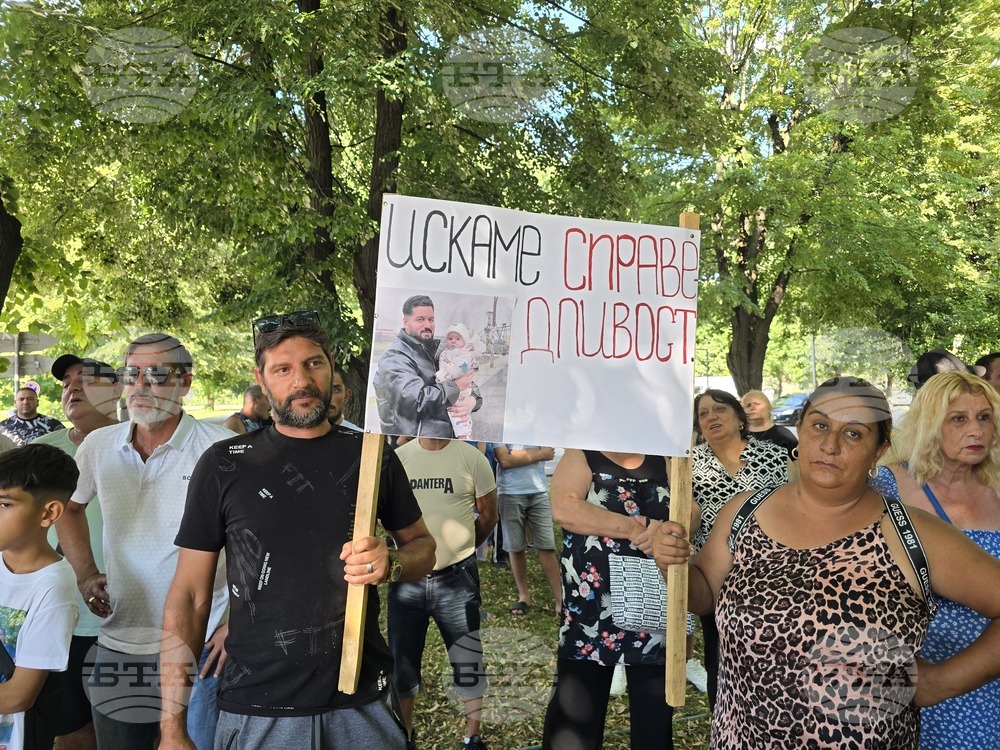 Павликени - мирен протест в подкрепа на 26-годишен мъж, пострадал при падане от влак в Германия