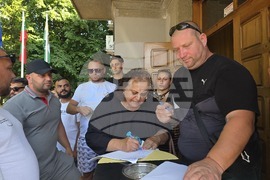 Павликени - мирен протест в подкрепа на 26-годишен мъж, пострадал при падане от влак в Германия