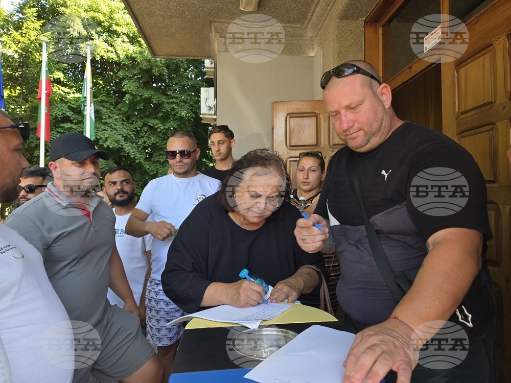Павликени - мирен протест в подкрепа на 26-годишен мъж, пострадал при падане от влак в Германия