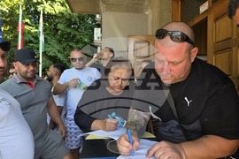 Павликени - мирен протест в подкрепа на 26-годишен мъж, пострадал при падане от влак в Германия