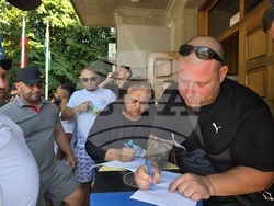 Павликени - мирен протест в подкрепа на 26-годишен мъж, пострадал при падане от влак в Германия